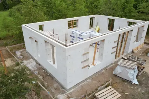 Budowa domu z bloczków z betonu komórkowego, widok z góry.