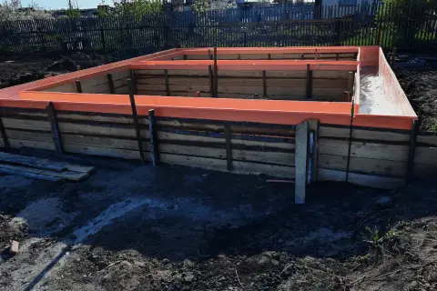 Szalunek fundamentu z pomarańczową folią, zapewniającą minimalną otulinę zbrojenia.