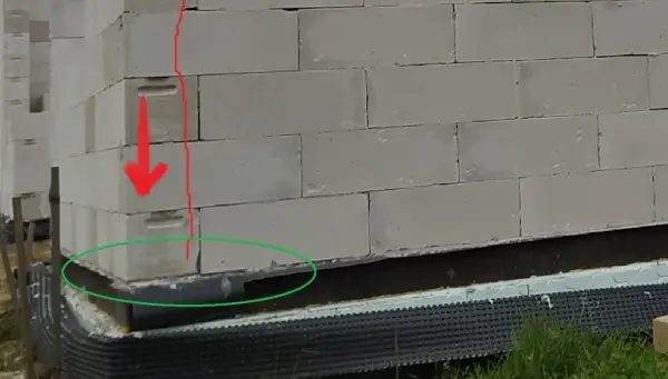 Widoczne trzpienie żelbetowe w ścianach murowanych z bloczków betonowych, wzmocnienie narożnika.